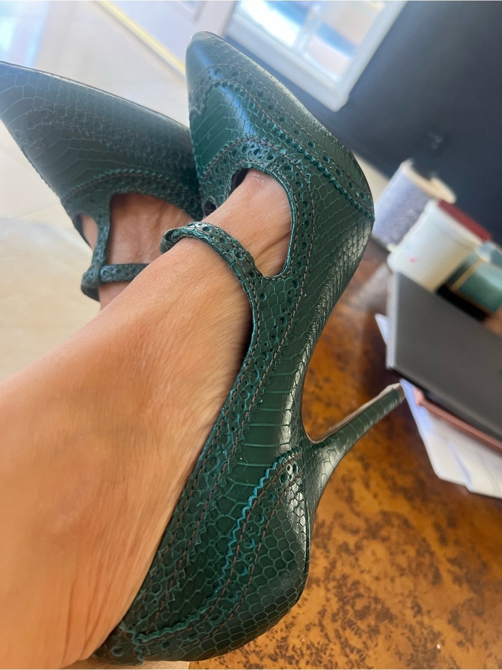 Tory Burch Everly Malachite Green Embossed Leather Wingtip T-Strap Pumps 10.5